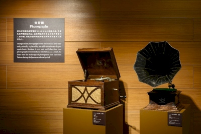 本次展覽特邀臺南的留聲機收藏家暨蟲膠唱片複製師邱明進,展示技術的傳承和演變,與情感記憶之間的相互啟發。
攝影:ANPIS FOTO 王世邦